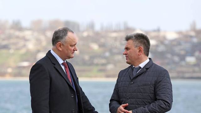 FOTO | Dodon vs Krasnoselski: Liderul de la Tiraspol sugerează că Igor Dodon „nu poate semna nimic în locul altcuiva”