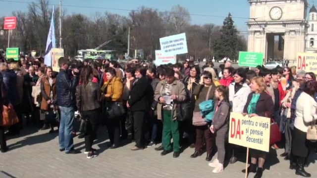 Profesorii protestează din nou la Guvern