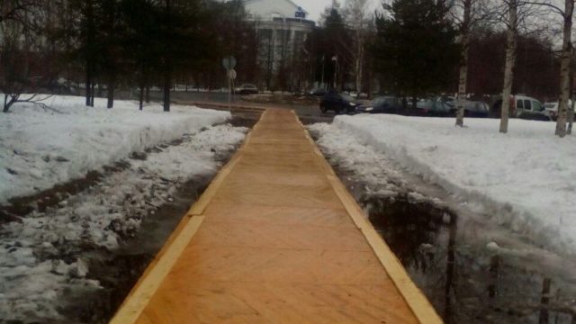 FOTO | Autoritățile din Arhanghelsk au pus parchet pe trotuar pentru vizita lui Putin