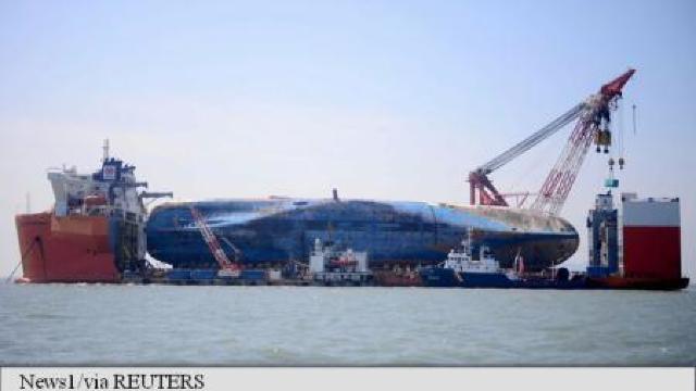 Coreea de Sud: Epava feribotului Sewol a fost adusă la mal, la aproape trei ani de la tragedie 