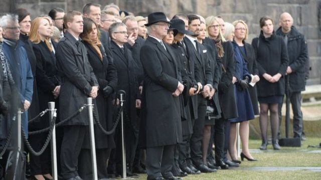 Suedia | Un minut de reculegere în memoria victimelor atentatului de la Stockholm (FOTO)