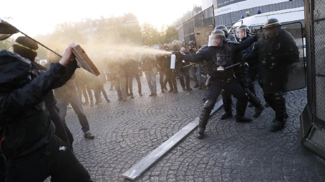 FOTO| Ciocniri la Paris între poliție și liceeni care protestau împotriva candidaților la președinție Le Pen și Macron