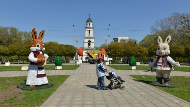 FOTO | Primăria Chișinău a început amenajarea orașului, în preajma sărbătorilor de Paști