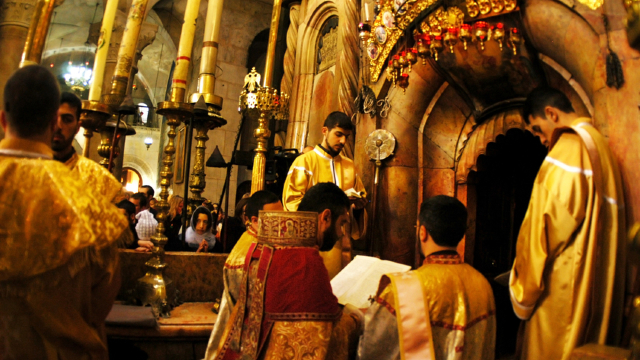 Lumina Sfântă s-a aprins sâmbătă în Biserica Mormântului Sfânt din Ierusali