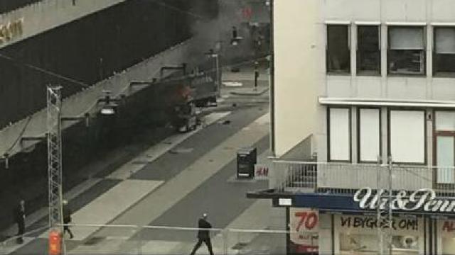 UPDATE | La Stockholm, un vehicul a intrat într-o mulțime de oameni. Poliția suspectează un atac terorist