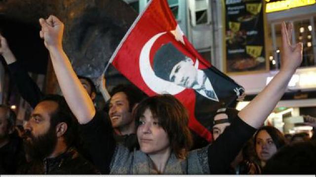 Turcia: Opoziția a cerut oficial anularea referendumului; Ankara respinge apelul UE privind desfășurarea unei anchete
