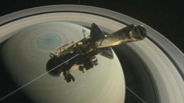 Sonda Cassini se pregătește pentru manevrele de coborâre spre Saturn