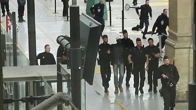 VIDEO | Individ înarmat cu un cuțit, reținut de poliție la Gare du Nord din Paris