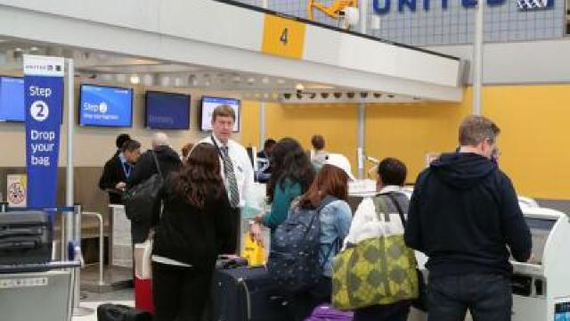 Canada interzice îndepărtarea forțată a pasagerilor din zborurile suprarezervate, după incidentul United Airlines 