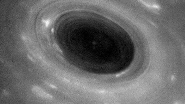 NASA: Spațiul dintre Saturn și inelele sale este surprinzător de gol (FOTO/VIDEO)