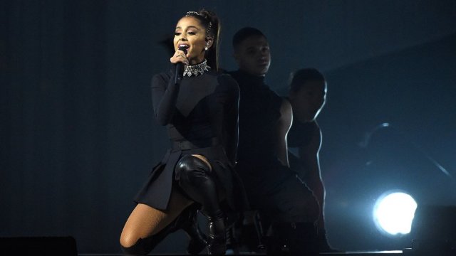 Ariana Grande își suspendă turneul după atentatul de la Manchester