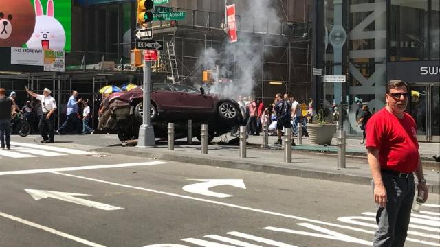 VIDEO | Momentul în care un bărbat intră cu mașina în pietonii din Times Square