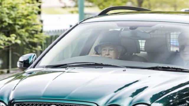 Regina este singura persoană care are voie să conducă fără permis în Marea Britanie
