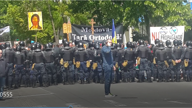 VIDEO | Incidente la marșul „Fără Frică” din Chișinău. Strada București, blocată de un grup de credincioși ortodocși