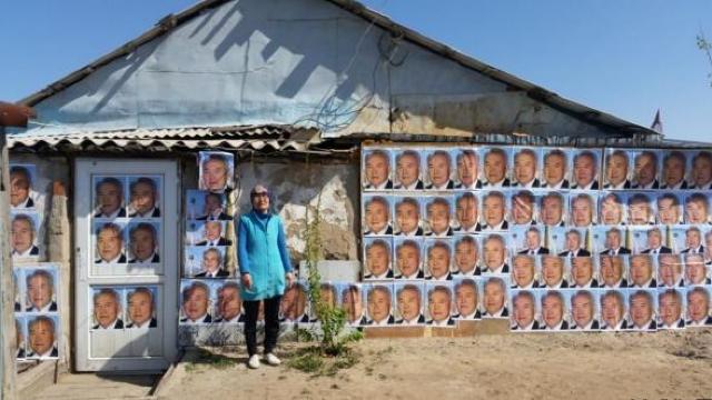 Proprietățile „magice” ale afișelor electorale cu Nazarbaev. Cum a împiedicat o femeie demolarea casei în care locuiește
