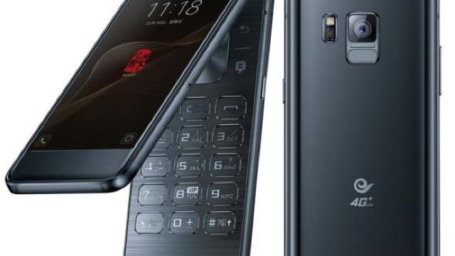 FOTO | Samsung lansează un smartphone cu clapetă