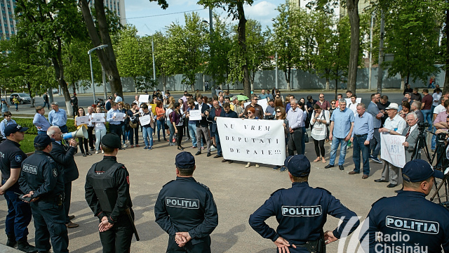 FOTO | Protest la Parlament, față de votul uninominal: „Nu vrem deputați de paie”