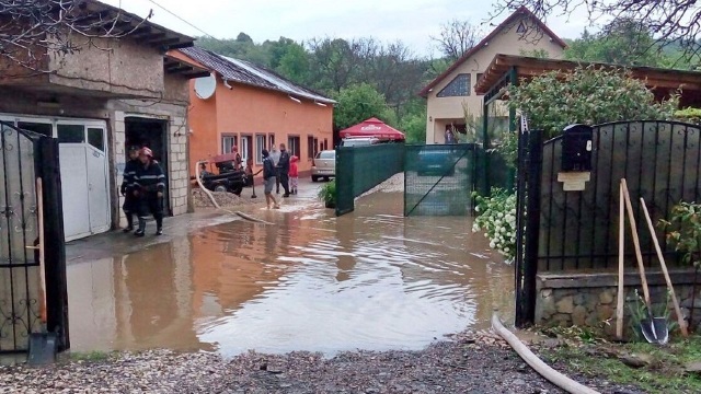 România | Peste 600 de pompieri și polițiști au acționat, în ultimele 24 de ore, în zonele afectate de ploi și viituri 