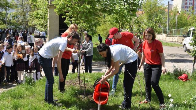 FOTO | Elevii liceului Mihai Viteazul din Capitală au plantat o livadă de meri