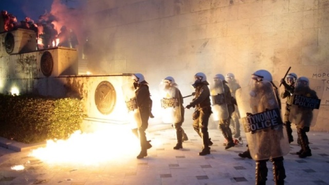 Poliția greacă a intervenit cu gaze lacrimogene, după ce protestatarii au aruncat cocktailuri Molotov în Parlament