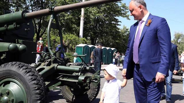 FOTO | Igor Dodon a ordonat tehnica militară sovietică în PMAN: „Acestea nu vi-s hammer-urile NATO!”