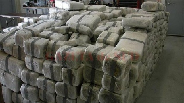 Peste două tone de cocaină, confiscate de poliția spaniolă de pe un vas în Oceanul Atlantic