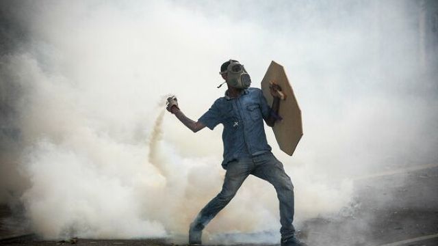 Venezuela | Un tânăr a murit, peste 180 de răniți, printre care 6 deputați ai opoziției, într-o nouă zi de proteste