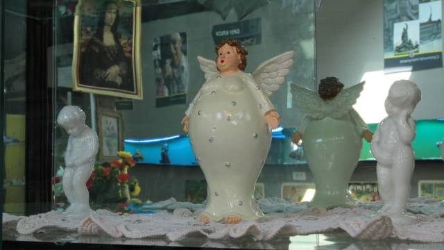 Muzeul Kitsch-ului în București | Printre exponate - bibelouri comuniste și carpete cu Răpirea din serai
