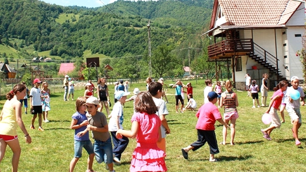 80 дол. Детские лагеря за границей. Летний лагерь Молдавия. Детский отдых в лагере. Дети лагерь за рубежом.