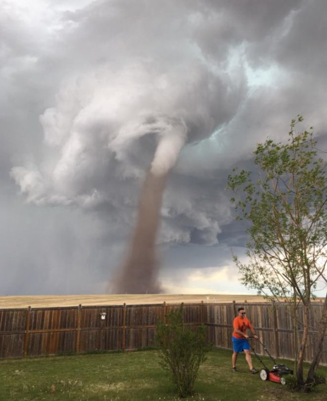 FOTO | Povestea pozei virale cu bărbatul care taie iarba în timp ce se apropie tornada