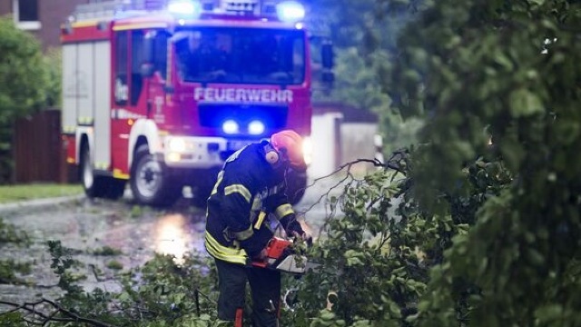 Două persoane au murit și mai multe zboruri au fost anulate după furtunile înregistrate în Germania 