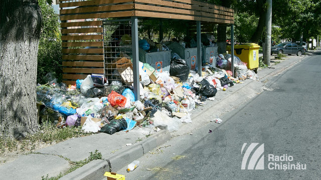 Chișinău | Începe dezinfectarea platformelor pentru colectarea deșeurilor