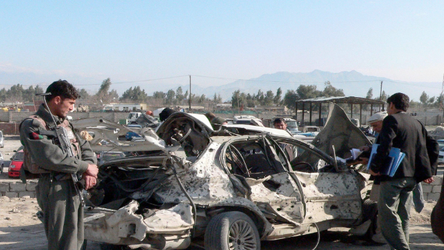 Atac sinucigaș cu mașină-capcană în apropiere de aeroportul afgan Jalalabad - un mort și șase răniți