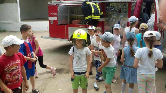 FOTO | Copiii de la taberele din Anenii Noi și Criuleni au învățat normele de securitate împreună cu pompierii