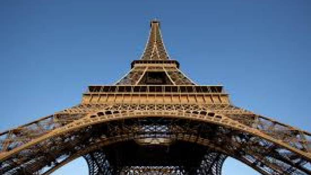 Turnul Eiffel se redeschide vineri pentru vizitatori
