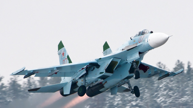 Un avion de vânătoare rusesc a trecut la 1,5 metri de o aeronavă americană