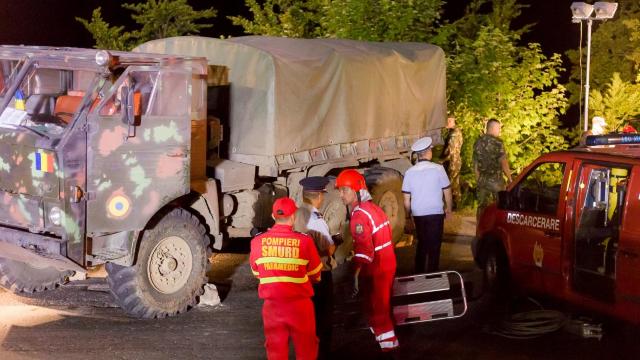 România | Trei morți, după ce un camion militar s-a răsturnat într-o râpă