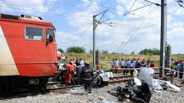Mașină lovită de tren în România: Cinci persoane ai fost rănite 