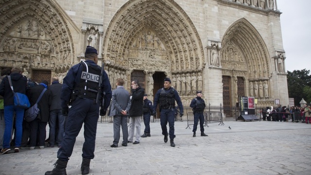 Paris | Un polițist a fost atacat cu armă albă în zona Catedralei Notre Dame 