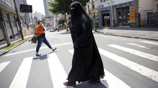 Purtarea vălului islamic în spațiile publice, interzisă în Austria începând de la 1 octombrie
