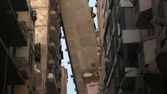 VIDEO | O clădire din Alexandria s-a răsturnat peste construcțiile vecine