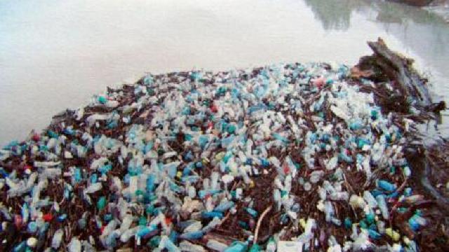 STUDIU | Deșeurile de plastic aruncate în cursurile de apă ajung în oceane într-un ritm de circa 50 kg/secundă 