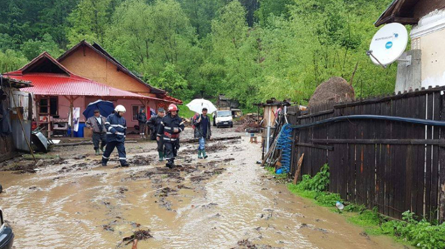 România | Intervenții ale pompierilor în urma ploilor abundente și a vijeliilor