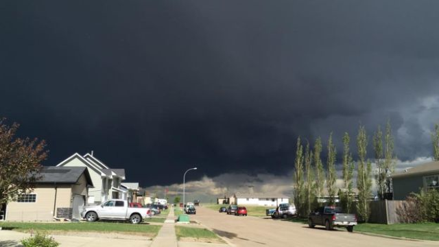 FOTO | Povestea pozei virale cu bărbatul care taie iarba în timp ce se apropie tornada