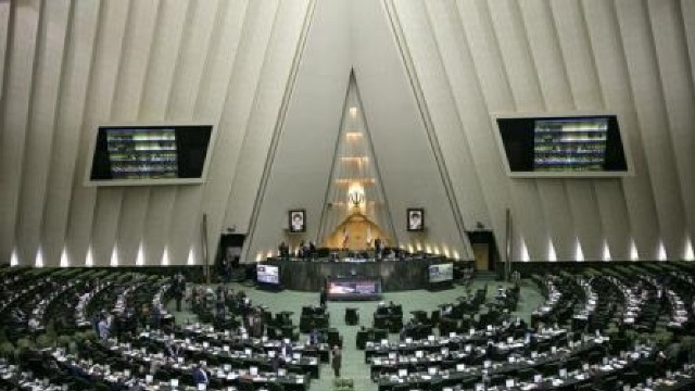 Presă | Incident armat în parlamentul iranian