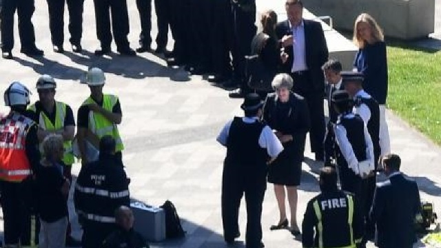 Premierul britanic Theresa May, criticată în legătură cu incendiul devastator din Londra