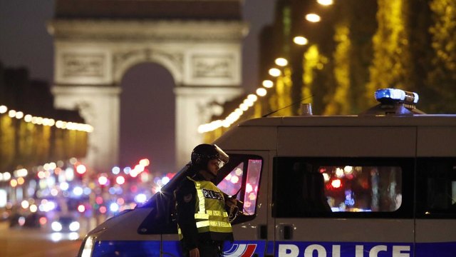 O persoană a fost arestată la Paris, după ce un automobil a intrat într-o mașină a poliției pe Champs Elysees