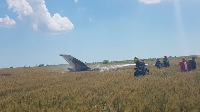 România | Militarii americani ajută la recuperarea avionului prăbușit de pe câmp 