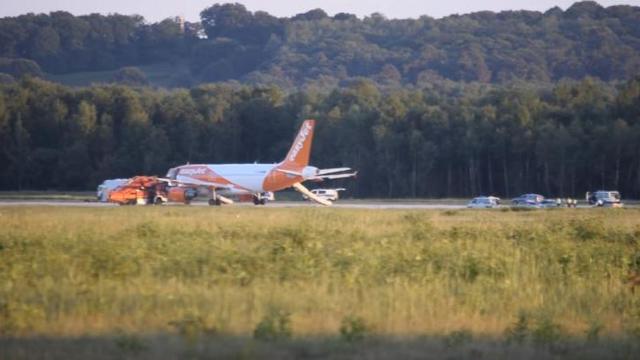 VIDEO | Un avion a aterizat de urgență la Koln pentru că trei pasageri vorbeau de bombe și explozibili 