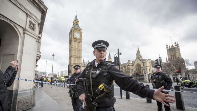 Un suspect înarmat cu un cuțit a fost arestat în apropiere de clădirea Parlamentului din Marea Britanie